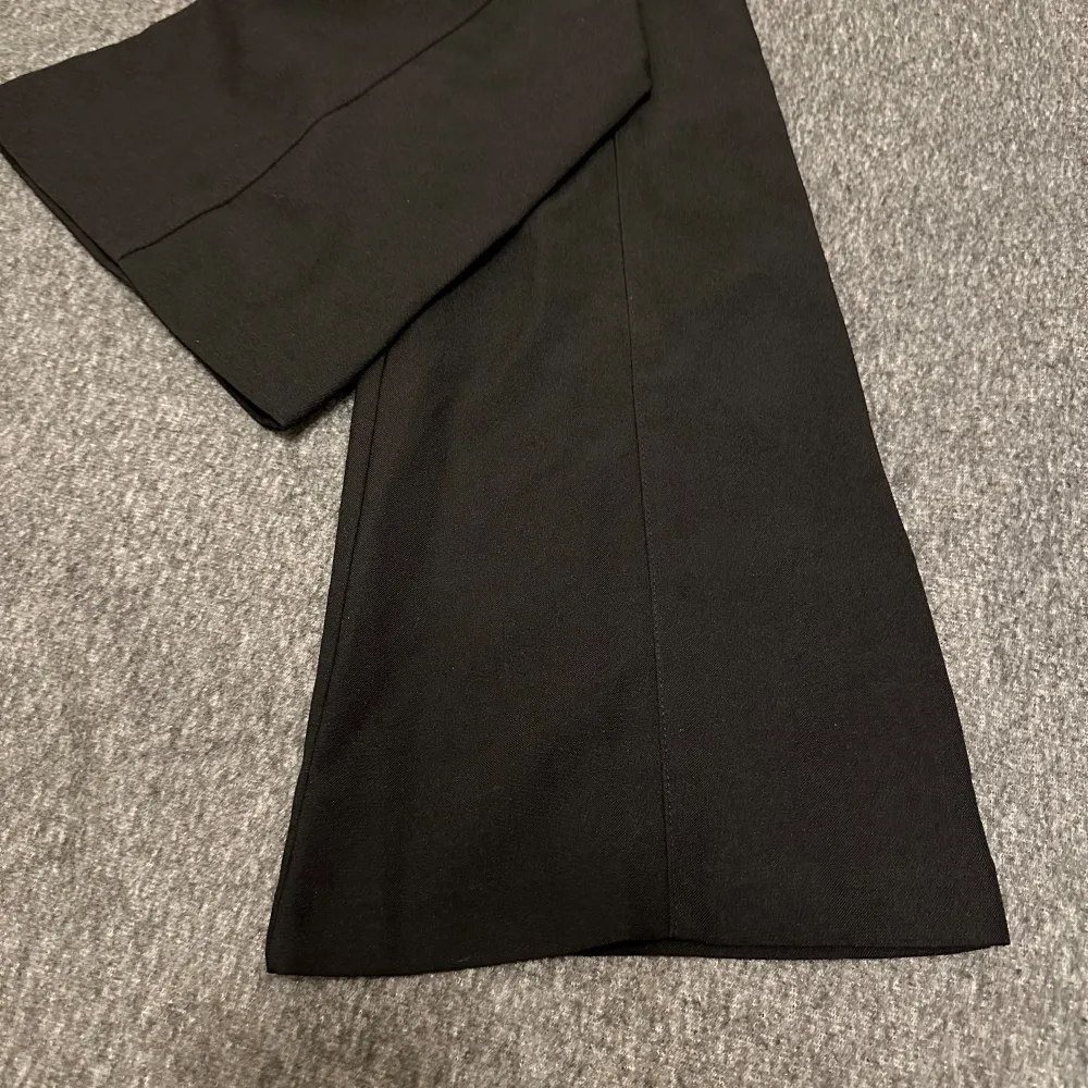 Helt nya kostymbyxor med lite flare leg och en söm som fin extra detalj. Detalj ficka på baksidan (ej riktig ficka) (Oanvända) Innreben: 77cm Ytterberg: 105. Farkut & Housut.