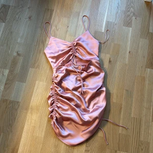 Rosa festklänning  - Rosa satinklänning från Zara med liten cut-out under bysten 🩷 Längden är mellan mini och midi. Aldrig använd