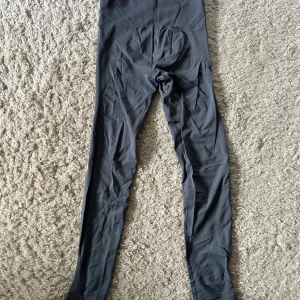 Seamless tights från Filippa K - Bästa tightsen i seamless från Filippa K. Tyvärr väldigt skrynkliga då de har legat vikta länge, men inget fel på dem.  Storlek: XS/S