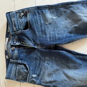 Replay anbass jeans slim fit - 28/32 slim fit riktigt snygga jeans som är använda Max 10 gånger på grund av att dom är för små hör av är över minsta frågor eller funderingar pris kan diskuteras 