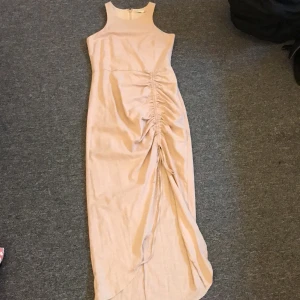 klänning  - beige klänning med lits på vänstra sidan  använd en gång 