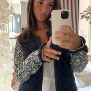 Kofta med mönster - Säljer denna superfina kofta som är marin blå med vit och blå mönstrade ärmar, hela koftan är stickad✨🤍⚡️