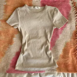 En beige tshirt i bra skick från H&M 🤎