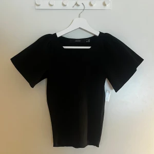 Vero moda  - Väldigt fin tröja med puffiga ärmar sitter väldigt fint i midjan 