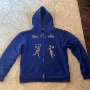 Rhinestone hoodie - Rhine Stone hoodie perfekt för sommaren. Skick 9/10 och storlek XS.  Om ni har fler frågor är det bara att skriva. 