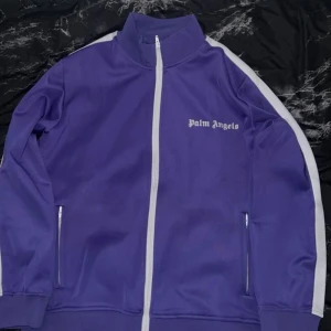 Priset kan diskuteras vid snabb affär! - Helt ny öanvänd lite för stor för mig och den låg i garderoben bara därför tänkte sälja de.