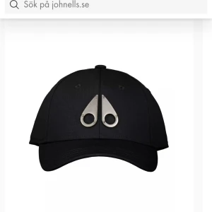 Moose knuckles keps - En moose knuckles keps i nyskick köpt för 1200 pả NK i Stockholm skulle ba säga den e lite vecklig men inget som syns, 8/10 självklart äkta med nfc scan som kan bevisa det. Riktigt skön och unik keps som passar lika bra på sommarn som på vintern. 