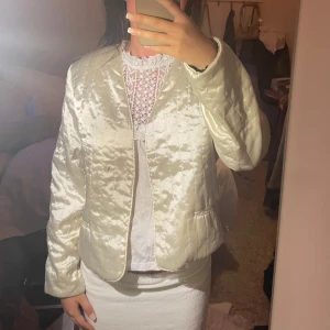 Satin jacka  - Så snygg gul / guldig satin jacka! Jätteunik, perfekt till sommarkvällar. Nyskick.  klicka gärna på ’köp nu’🤗