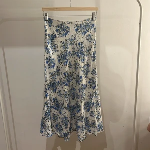 söt blommig kjol - säljer denna jättesöta blommiga långkjolen från Mango då den inte kommer till användning💕Den är endast använd ett fåtal gånger och som ny och är i storlek XXS - XS✌️🥰☺️❤️