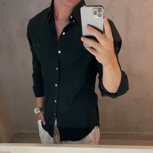 Ralph Lauren skjorta - Hej, säljer nu min fina Ralph Lauren skjorta storlek M slimfit. Den är i nyskick och kommer vara otroligt snygg i sommar. Nypris 1500kr! Vi kommer att sälja liknande produkter nu i sommar så glöm inte följa profilen!🌊🍾
