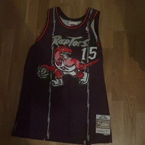 Nba jersey - Säljer min vintage nba vince carter jersey i storlek L. Problemet med tröjan är loggan framme har skrapats bort lite annars är den i bra skick. Pris kan diskuteras