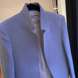 Zadig & Voltaire, Glitter suit - Vacker kostym från Zadig & Voltair.  Volly Sparkle Blazer och Volly Sparkle byxor.  Dräkten är ljusblå och gjord av en blandning av bomull och linne.  Kostymjackan är 34, dam XS. Kostymbyxorna är 36, vilket motsvarar en dam S. Nypris 9000 SEK 