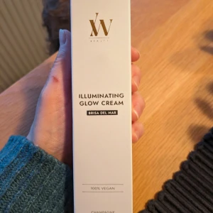 Ida Warg illuminating Glow Cream - Barisa Del Mar - Helt ny  Från hemsidan: En lystergivande och mjukgörande kräm som ger dig ett strålande glow och lämnar din hud känns silkeslen. Berikad med vitamin E och oljor med återfuktande och lugnande egenskaper. Champagne/ljus guldfärg.