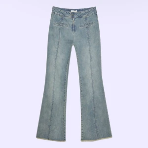 y2k jeans 🎀 - jättefina jeans från stradivarious köpta tidigare i år! knappt använda. säljer då de tyvärr är lite för långa på mig (är 163cm). verklgien så fina och passar till allt! 🫧🫶🏼