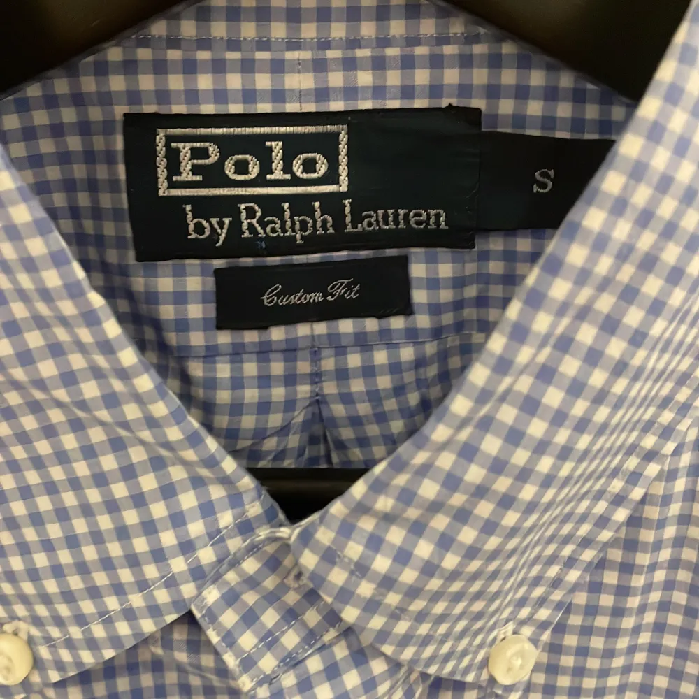 Polo Ralph Lauren skjorta i väldigt bra skick. Är storlek S men passar mer som en M för att den är custum fit.. Skjortor.