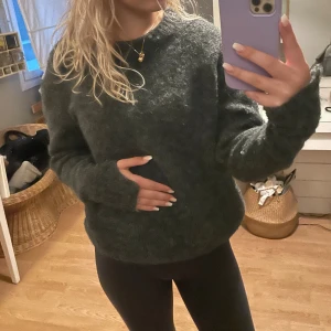 stickad tröja - stickad tröja från hm. knappt använd, jättefin färg💕kan använda till allt