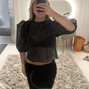 Svart fest blus - Så snygg svart fest blus från hm! Aldrig använd så jättebra skick ❤️ köparen står för frakt!