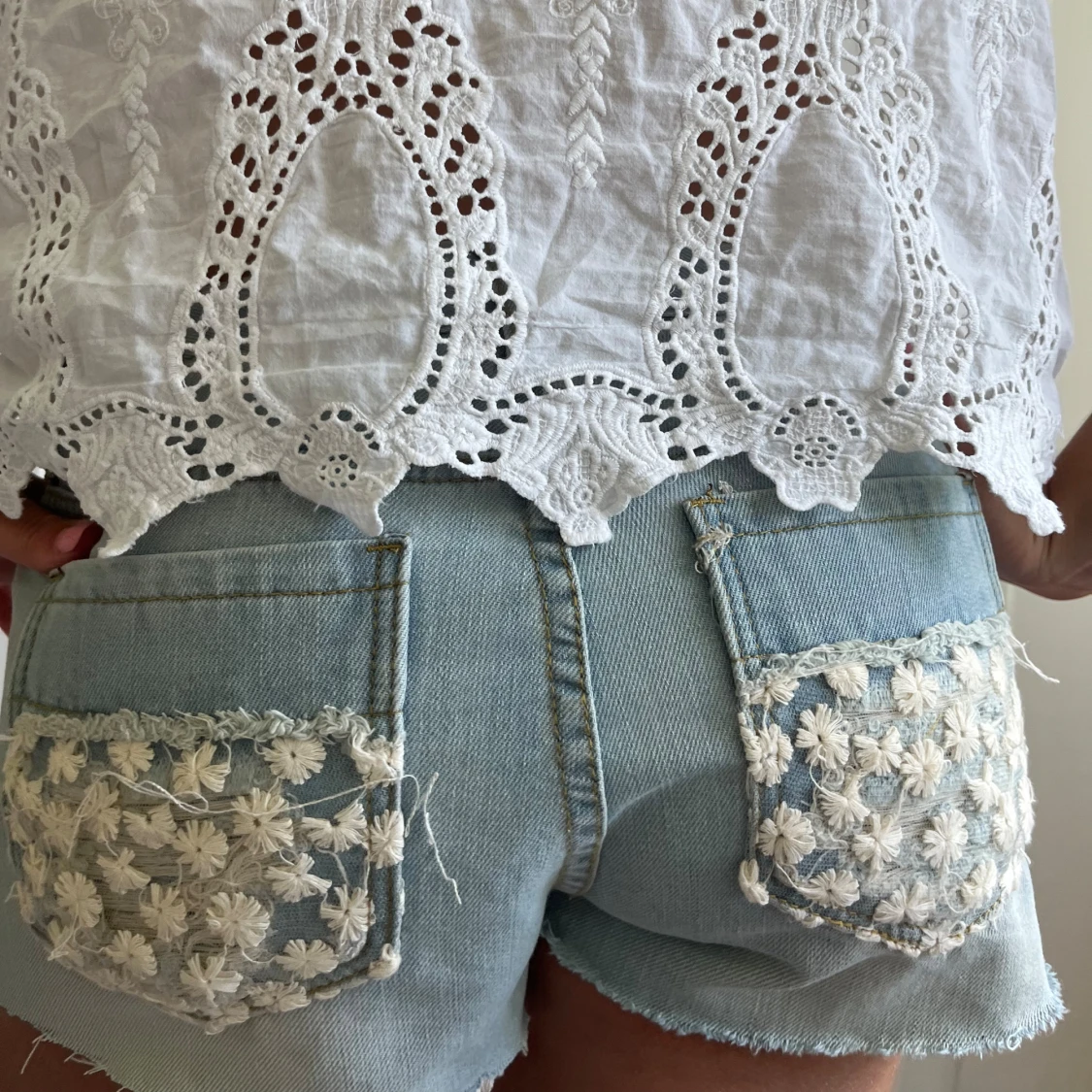 Lågmidjade broderade jeansshorts