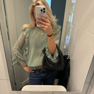 Blus - Jötte fin blus, storlek står inte men skulle säga M