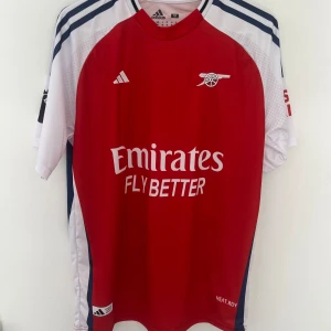 Arsenal 2024/25 hemmatröja - Saka - Skick: helt nytt och oanvänd  Storlek: M Tröjan finns i Stockholm/Vallentuna men frakt erbjuds via postnord (2-3 dagar)  Skriv till mig ifall ni har en fråga.