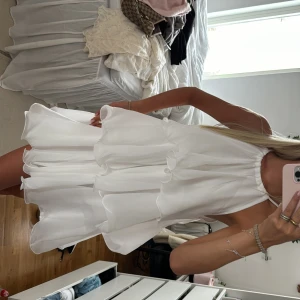 volangklänning - superfin och aldrig använd men saknar prislapp✨ går att spänna in i nacken så skulle säga att den passar XS-M!