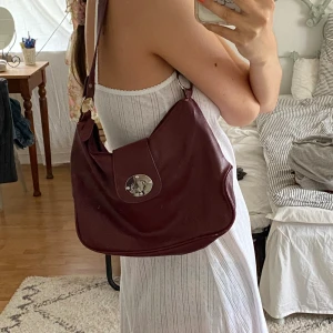 Vinröd väska - Vinröd väska i perfekt storlek❤️