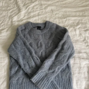 Blå stickad tröja  - Gullig blå stickad tröja från Lindex. Väldigt fint skick, knappt använd och inga defekter.