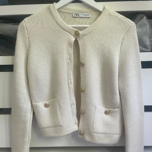 Vit kofta med guldknappar  - Vit kofta med guldknappar från zara, storlek M men sitter som en S. Aldrig använt denna.