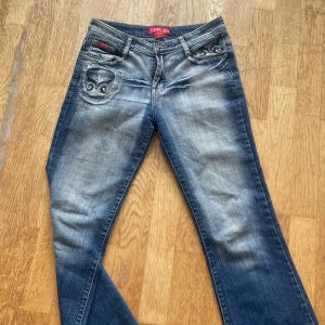 Lågmidjade boutcut jeans  - Storlek  L men skulle säga att dom är som en M. 