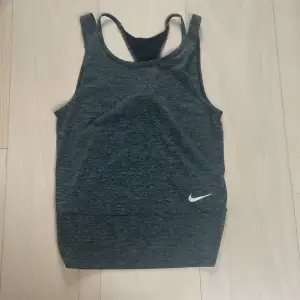 Nike linne grått j strl xs, sann i storleken och inga fläckar eller defekter finns, använd några gånger. 