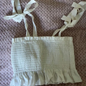 Vit topp 🤍 - Sjukt söt topp som man knyta vid banden 🤍 I storlek XS