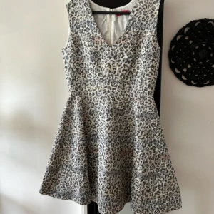 Veronica Virta klänning - Storlek S Oanvänd! Underkjol  