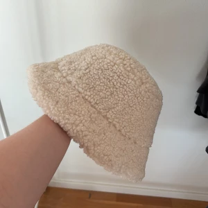 Vit fluffig buckethat  - Supergullig vit/cremefärgad och fluffig buckethat som tyvärr inte passade mig. Från H&M, storlek L/58! Bara testad! 🫶