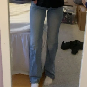 bootcut jeans - lågmidjade ljusblåa bootcut jeans från hm storlek 34