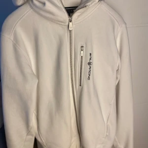 Sail racing kofta - Sail racing koftan är i bra skick och är knappt använd. Finns inga fläckar o så vidare på den  Skick 9,5/10