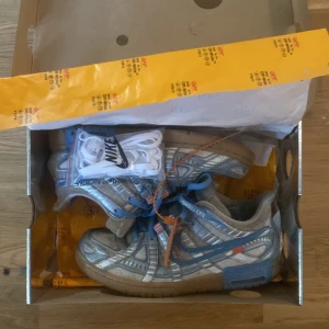 Nike air rubber dunks OW - Ganska använda men ingenting märkvärdigt på utsidan, insidan har tappat lite tyg i hälen