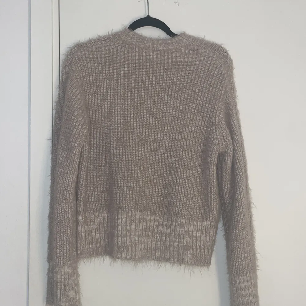 Beige stickad tröja från H&M dividedstorlek S. Perfekt att ha nu till hösten🍂 Säljer då den inte kommer till användning längre. Neuleet.