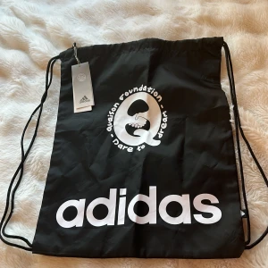 Adidas gympapåse  - Helt ny svart adidas gympapåse. Ej använd, prislappen är fortfarande på. Ska sälja eftersom jag inte har använt den. 