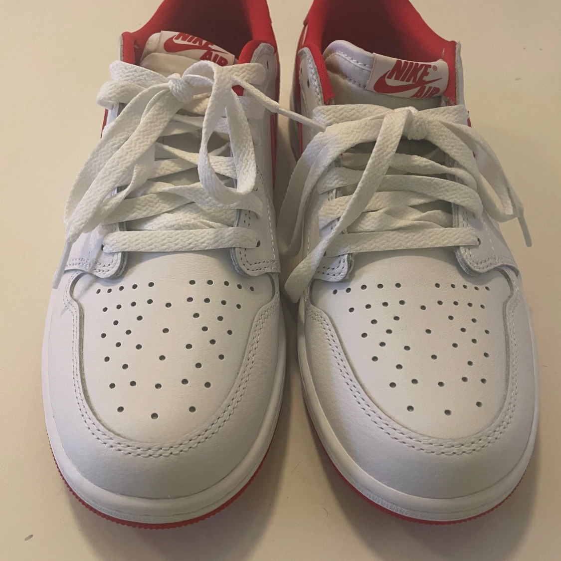 Säljes: Nike Air Jordan, vita och röda  - 90