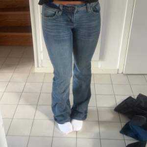 Lågmidjade jeans ifårn hm i bra skick med snygga fickor, midjemått rakt över 35, innerbenslängden 80