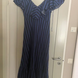 Klänning Gina tricot  - Så fin långklänning från Gina Tricot. Dragkedja i sidan knyte bak i nacken. Storlek S. Fint skick