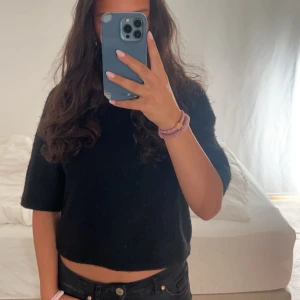 &otherstories tröja  - Säljer denna super fina tröja från &Other Stories💞 Kommer tyvärr inte till någon användning. Köpt för 600kr. Skriv privat för fler bilder🩷