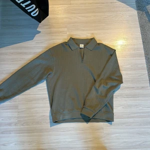 Zara tröja  - Denna lite ”piké” aktiga zara tröja är super snygg till gråa jeans och är i gott skick. 