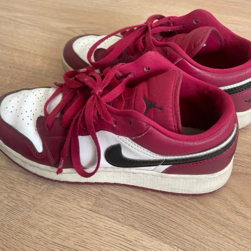 Säljer dessa Jordans som har använts ganska mycket men fortfarande i bra skick. Köptes för 1000-2000. Jättesnygga i vinröd färg❤️🔥. Kengät.