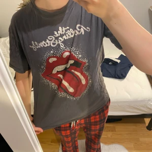 Grå t-shirt - En grå T-shirt med The Rolling Stones motiv! Har inte använt så många gånger så ser ut som ny❣️Passar perfekt som pyjamaströja, men även som en vanlig t-shirt!❤️