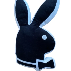 Playboy kudde - Super fin vintage playboy kudde! I ett väldigt fint skick och defekter alls! Skriv vid frågor och funderingar!