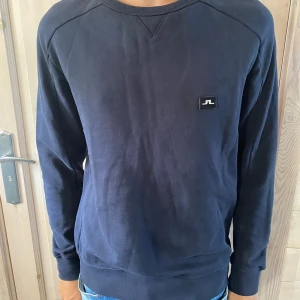 J.Lindeberg tröja - J.Lindeberg tröja Mörkblå Skönt material Väldigt bra skick