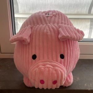 Spargris - Rosa gullig stor och mjuk spargris för 5kr om du inte vill betala det priset kan jag sänka till en kr men då får du kontakta mig först!❤️❤️❤️❤️❤️ 10kr för frakt om du vill kan jag sänka det till 5kr