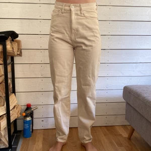 Beige Jeans - Säljer då jag inte tycker det sitter så bra på mig, använda en gång. Jag brukar ha 36 i jeans men dessa är ganska stora. 
