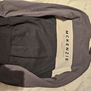 Mckenzie långarmad - Storlek S  Uppdelad i olika färger, GRÅ-BRUN, VIT, SVART. ”Mckenzie” skriven i svart text. (Pris kan diskuteras)